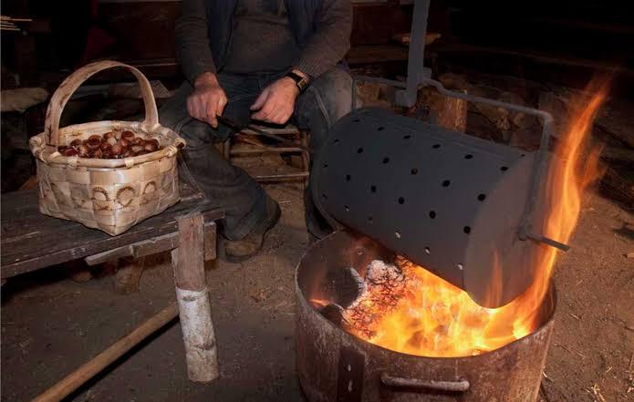 Magosto tradicional con hoguera y castañas asadas durante la fiesta de otoño en Ponferrada, El Bierzo, León