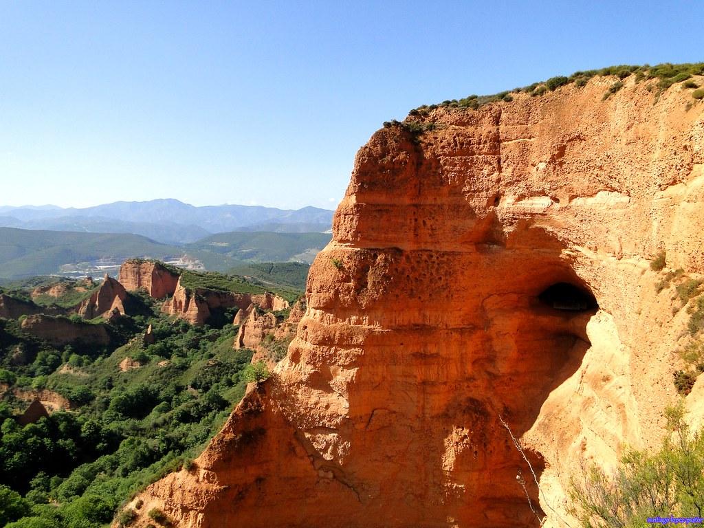 Paisaje de Las Médulas en El Bierzo, antigua mina de oro a cielo abierto del Imperio Romano y Patrimonio de la Humanidad.