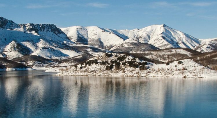 Rutas de senderismo en León para hacer en invierno por paisajes nevados