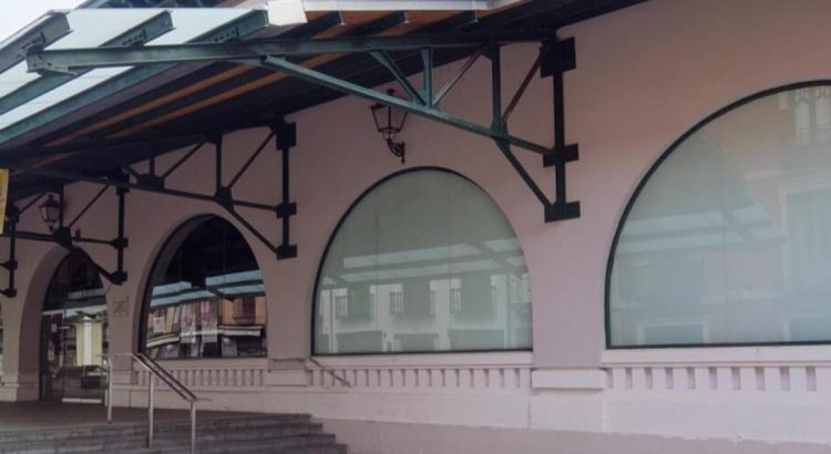 Vista general del Mercado del Conde Luna en el centro histórico de León y sus productos gastronómicos típicos