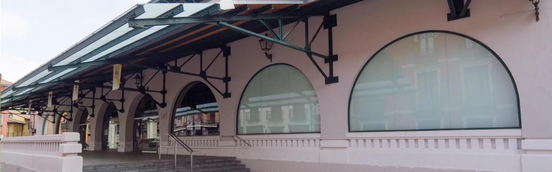Vista general del Mercado del Conde Luna en el centro histórico de León y sus productos gastronómicos típicos