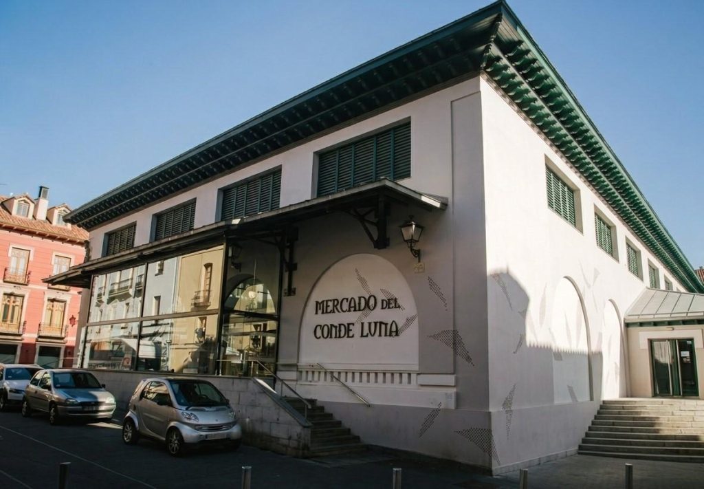 Fachada y arquitectura interior del Mercado del Conde Luna en el casco histórico de León