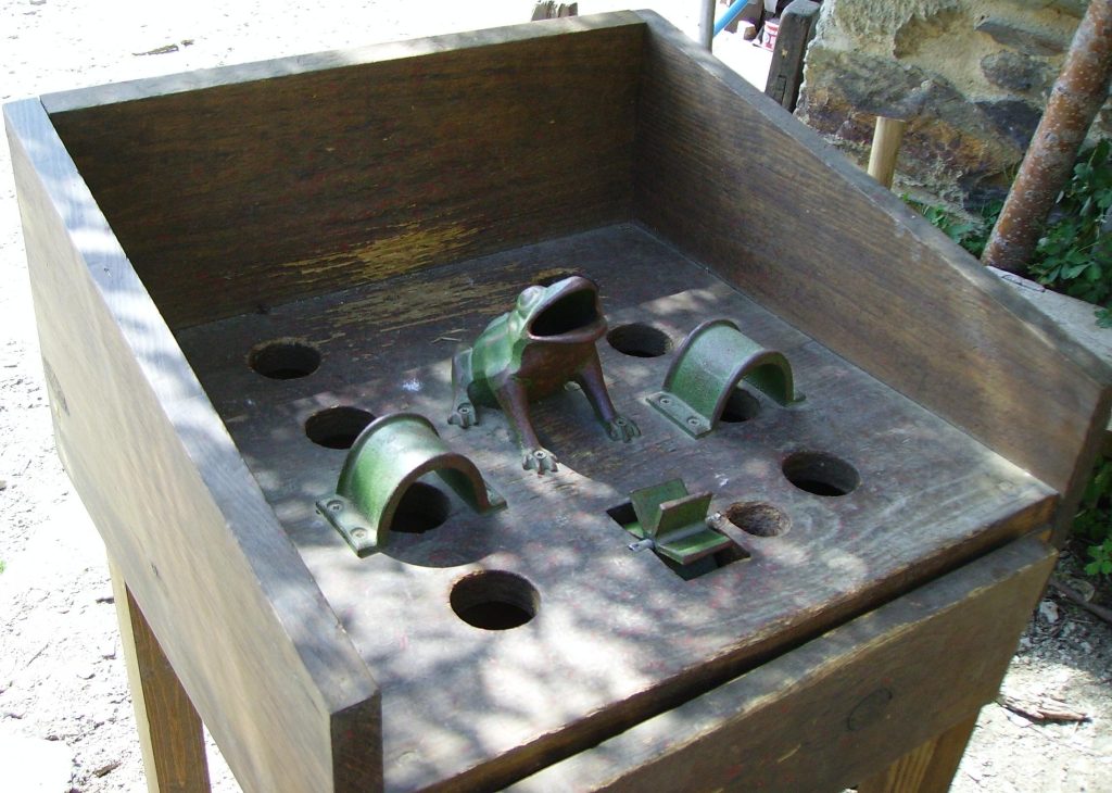 Tablero y elementos del juego tradicional de la rana en León.