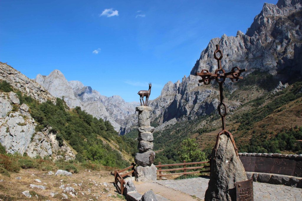 Escultura de rebeco de hierro y vistas al Macizo Central en el Mirador del Tombo entre Cordiñanes y Posada de Valdeón León