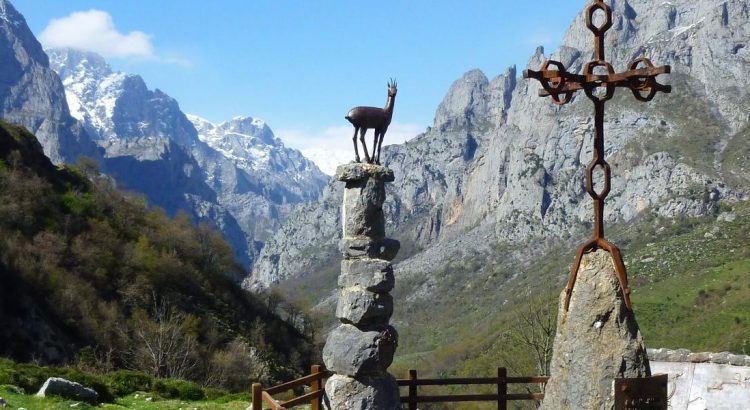 Mirador del Tombo en Cordiñanes con vistas panorámicas al Valle de Valdeón y Picos de Europa en León