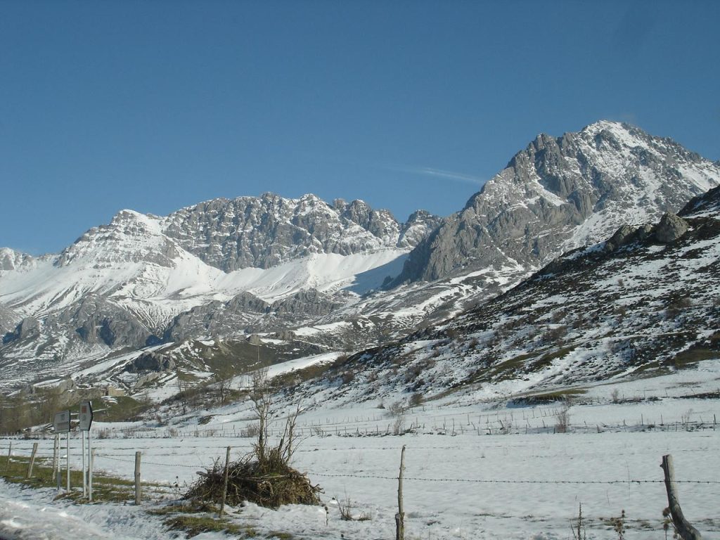 Pico Peña Ubiña en la comarca de Babia, ejemplo de la belleza de la montaña leonesa, un paraíso sin igual.
