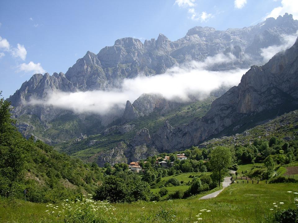 Vistas de los Picos de Europa en la montaña leonesa, un paraíso para el turismo de naturaleza.