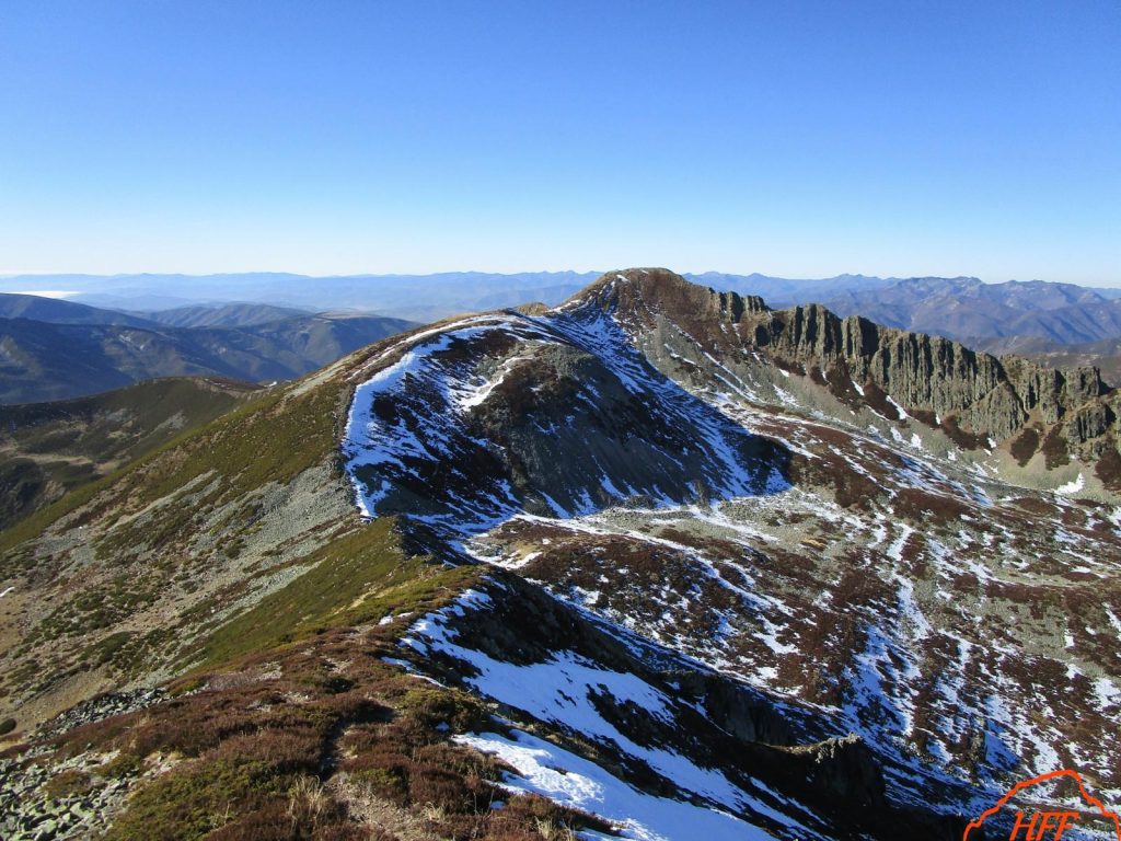 Cumbre del Pico Valdeiglesias en la Sierra de Gistredo, zona destacada de la montaña leonesa.