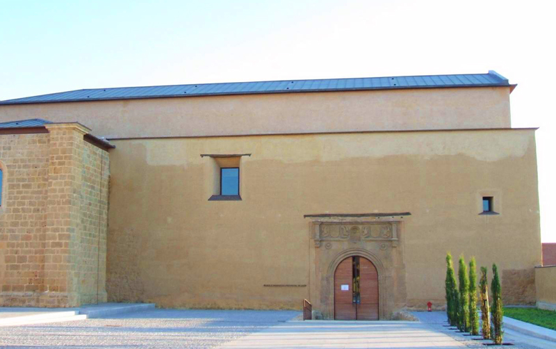 Exposiciones y objetos tradicionales en el Museo Etnográfico Provincial de León en Mansilla de las Mulas.
