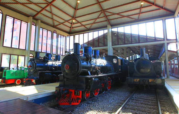 Locomotoras de vapor en la exposición del Museo del Ferrocarril de Ponferrada, El Bierzo.