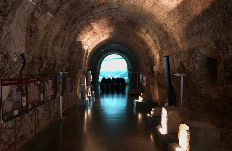 Restos arqueológicos y piezas romanas en el Museo Romano de Astorga.