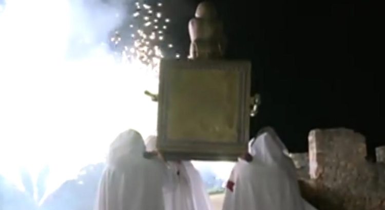 Procesión nocturna de la Noche Templaria de Ponferrada con antorchas hacia el castillo