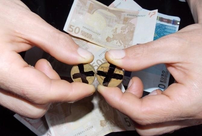 Partida del juego tradicional de las chapas durante la Semana Santa en León.