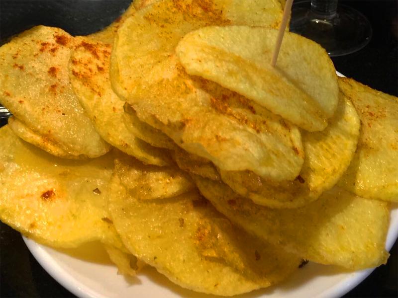 Tapa de patatas fritas panaderas con pimentón del bar El Flechazo en el Barrio Húmedo, uno de los sitios imprescindibles para ir de tapas por León.
