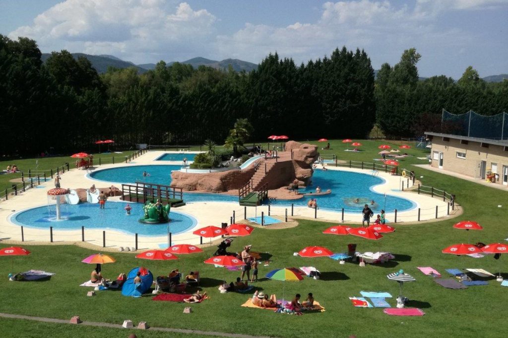 Zona de toboganes y piscinas en Carracedelo, El Bierzo, León