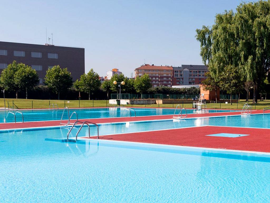 Piscinas municipales de La Palomera en León ciudad, instalaciones abiertas este verano con control de aforo.