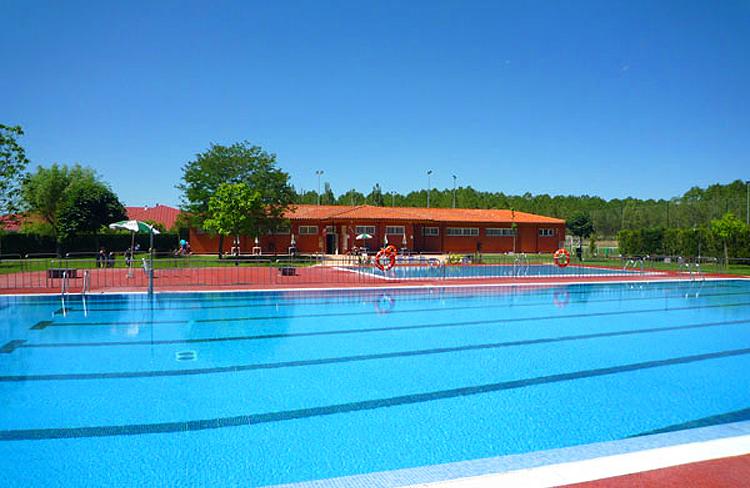 Piscinas municipales de Santovenia de la Valdoncina, León, con amplias zonas verdes para este verano.