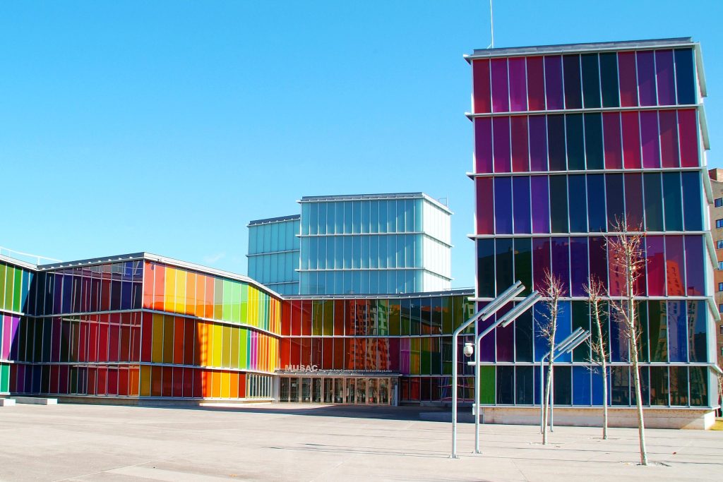 Fachada de colores del museo de arte contemporáneo MUSAC en León para turismo cultural en el puente de diciembre.