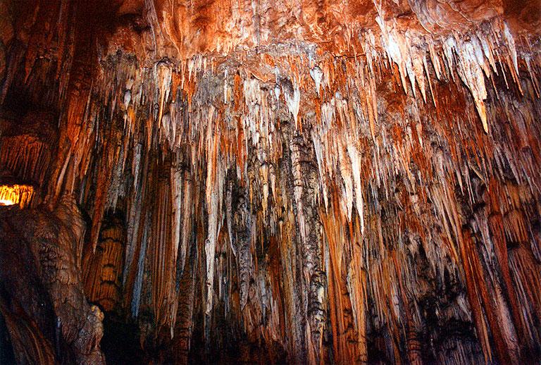 Formaciones rocosas en el interior de la Cueva de Valporquero para rutas de turismo de naturaleza en la provincia de León en el puente de diciembre.