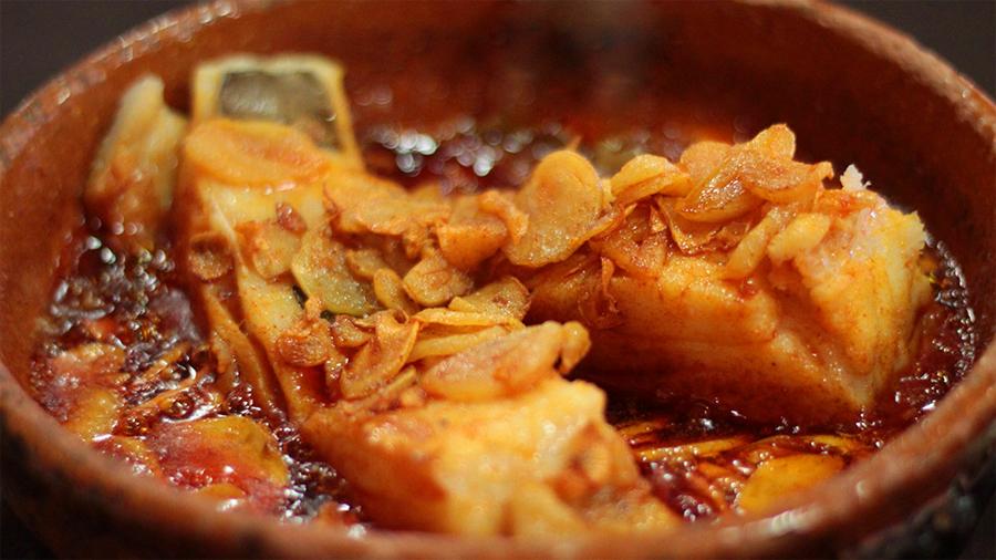 Bacalao al ajo arriero servido en cazuela de barro en Valderas.