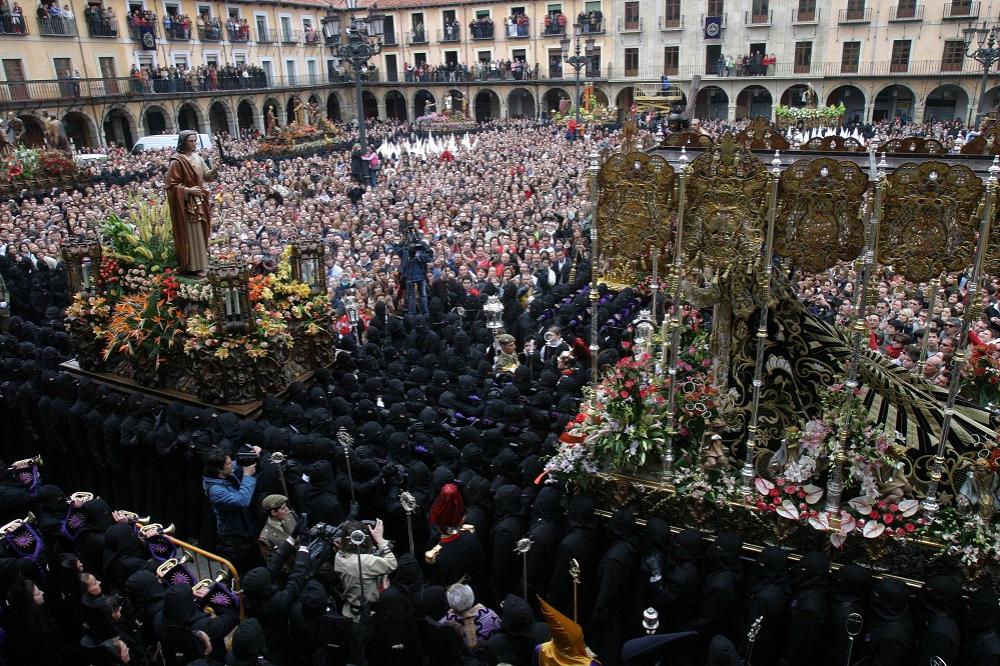 Procesión de los Pasos y el Encuentro durante el Viernes Santo en la Semana Santa de León 2019