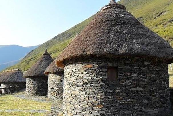 Pueblo de Peranzanes con arquitectura tradicional de piedra y pizarra en el Valle de Fornela.