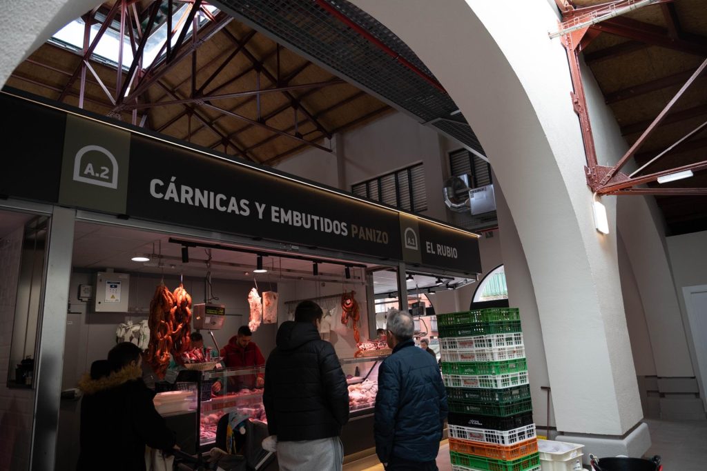 Puesto de Cárnicas y Embutidos Panizo con cecina de León, morcilla y botillo del Bierzo en el Mercado del Conde Luna