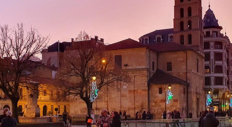 Guía completa de planes familiares y actividades de ocio para disfrutar al máximo de la Navidad en la ciudad de León.