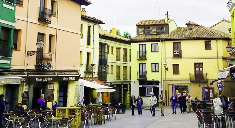 Collage representativo de la recuperación económica con negocios locales, comercio de barrio y turismo nacional en España tras la crisis.