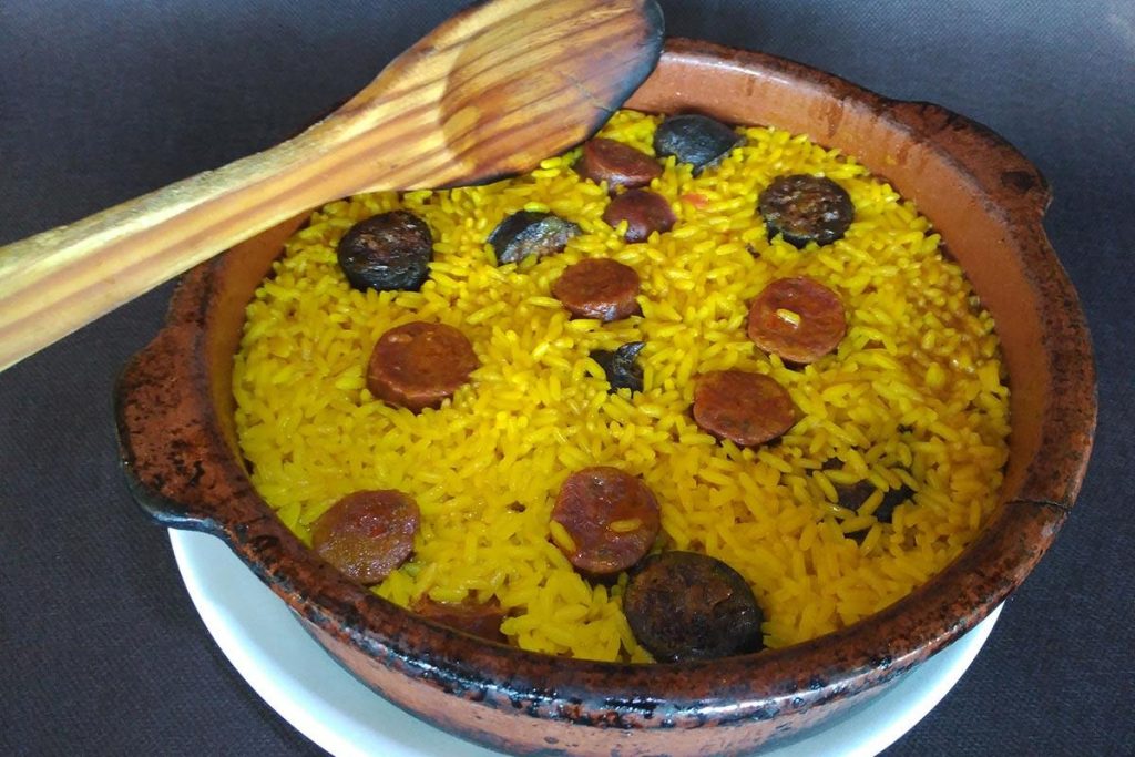 Plato de arroz con chorizo de León y morcilla tradicional leonesa