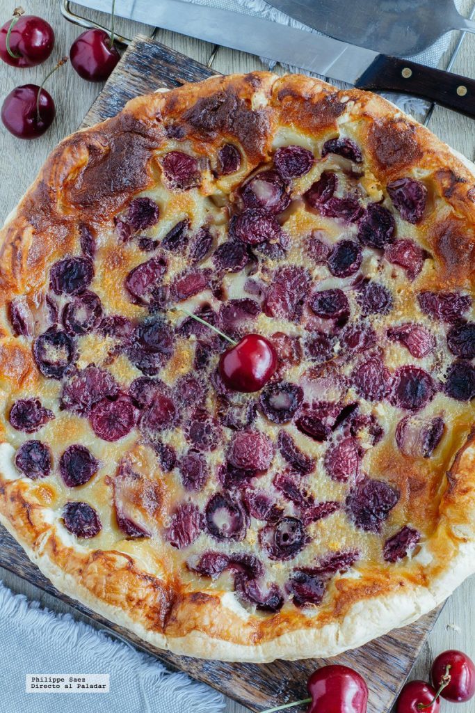 Deliciosa tarta de cerezas del Bierzo casera lista para hornear.