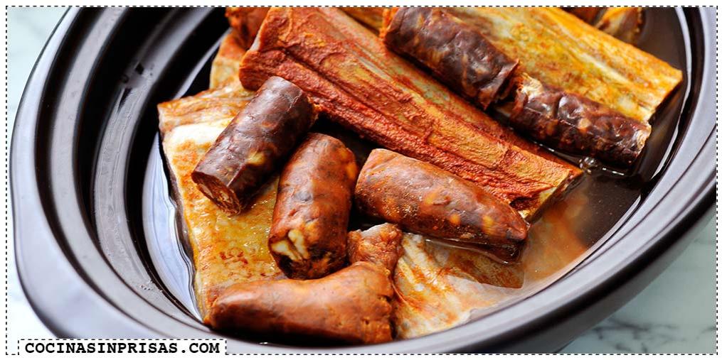 Plato preparado de la receta tradicional de cecina de chivo entrecallada de Vegacervera con chorizo de chivo.