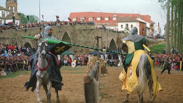 Combate de caballeros con lanzas en el XXV aniversario de las Justas Medievales de Hospital de Órbigo, León.