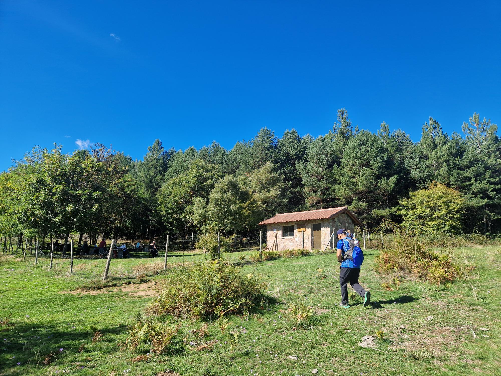 Refugio Cimero y zona de descanso con merendero en la ruta de Orzonaga