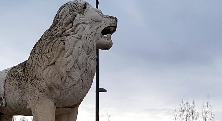 Ruta por las esculturas de leones en la ciudad de León.