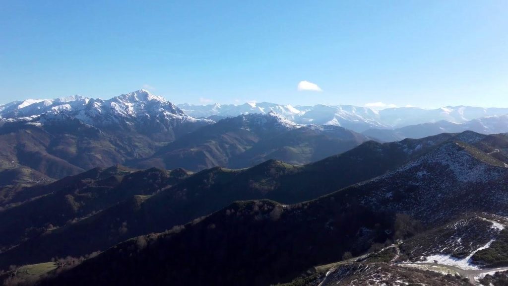 Vistas panorámicas de montañas nevadas desde la cima del Pico Tres Concejos en León