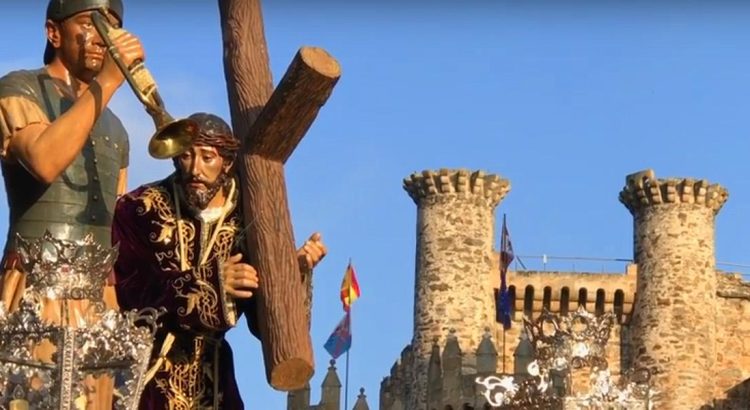 Procesión de Semana Santa en León capital con cofradías y papones