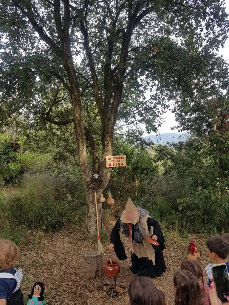 Parada de la Cocina de la Meiga en la senda encantada de Cobrana