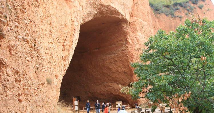 Senda de las Valiñas con La Cuevona en las rutas por Las Médulas ideales para niños.