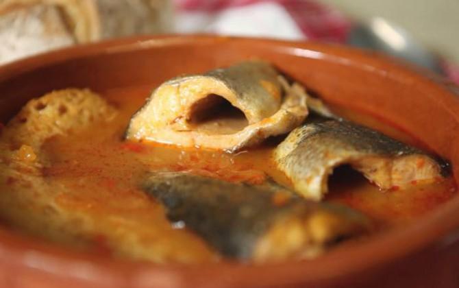 Sopa de trucha leonesa tradicional servida caliente en cazuela de barro.