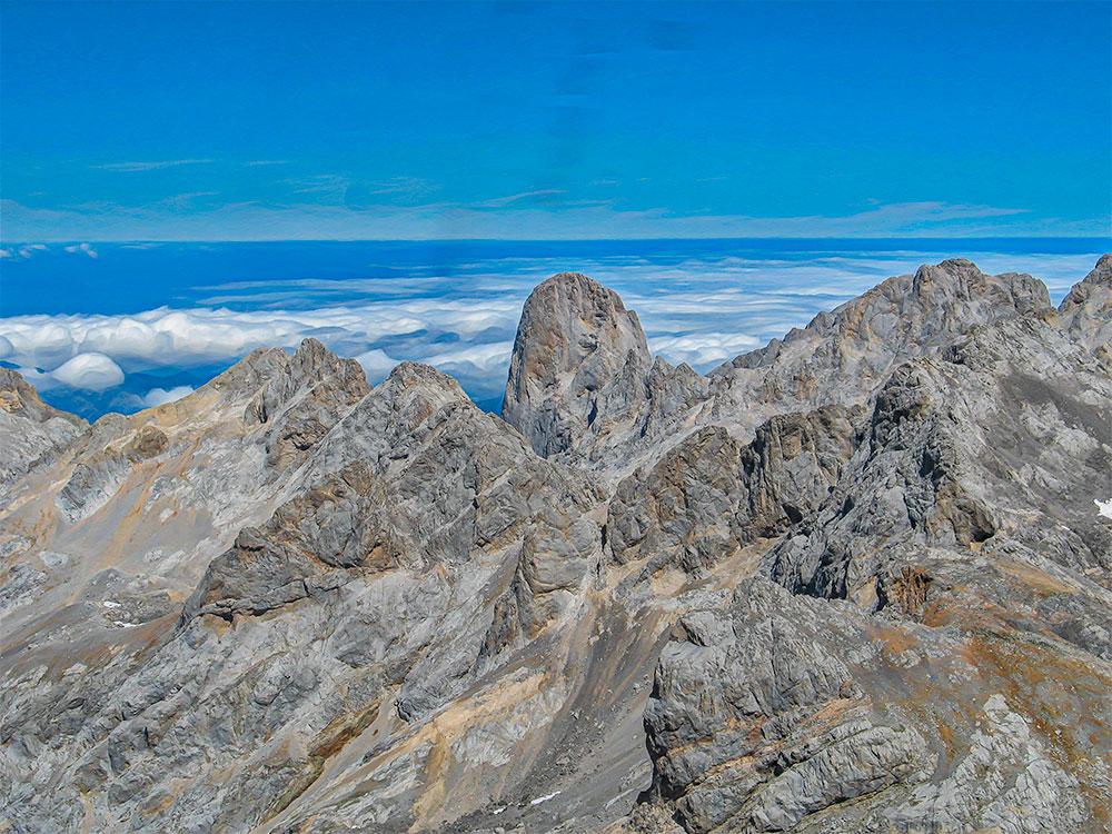 Vistas desde la Torre del Llambrión, segundo pico más alto de la provincia de León en los Picos de Europa.