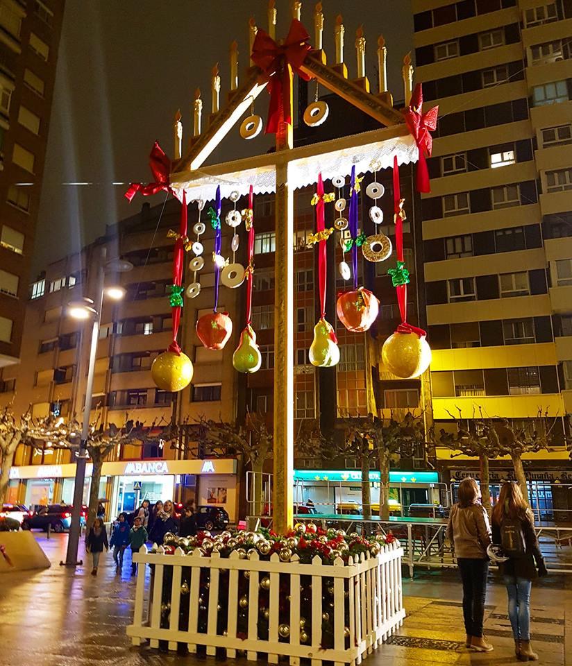 Tradicional Ramo Leonés de Navidad monumental elaborado en madera con velas, cintas y ofrendas en la Plaza de las Cortes Leonesas