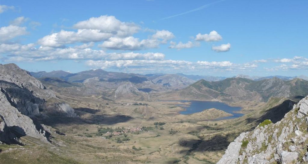 Paisaje del Valle de Arbás y el hayedo Faedo de Ciñera en la Reserva de la Biosfera del Alto Bernesga en León