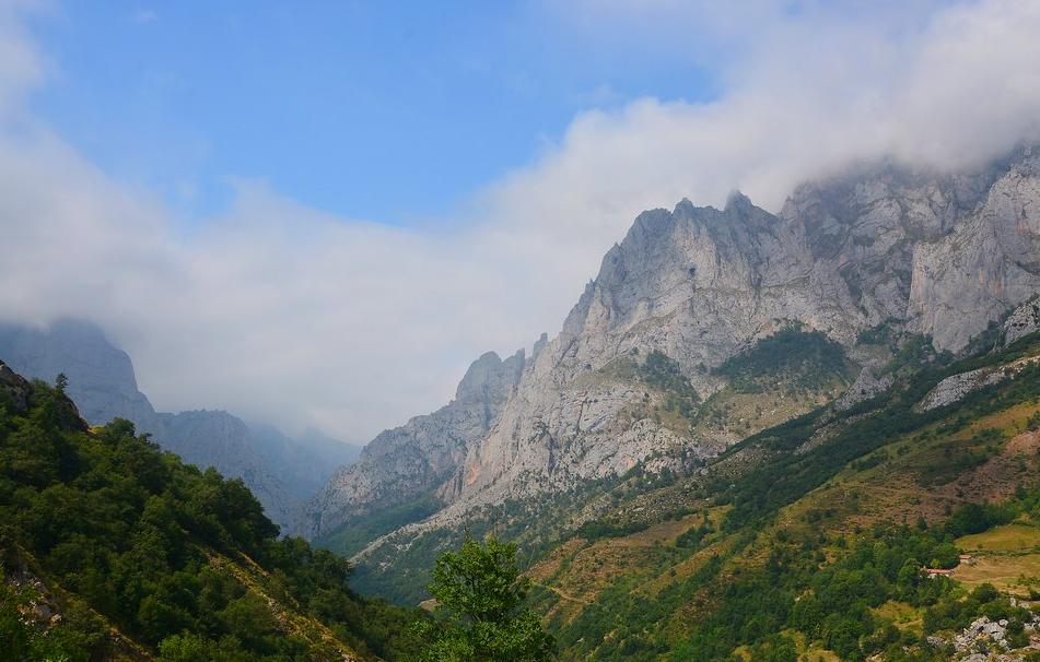 Paisaje del Valle de Valdeón en los Picos de Europa, lugar de origen del Queso de Valdeón.
