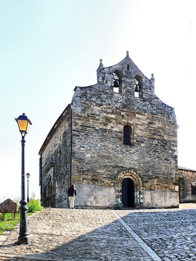 Iglesia de Santiago románica en Villafranca del Bierzo, conocida como la pequeña Compostela en el Camino de Santiago.