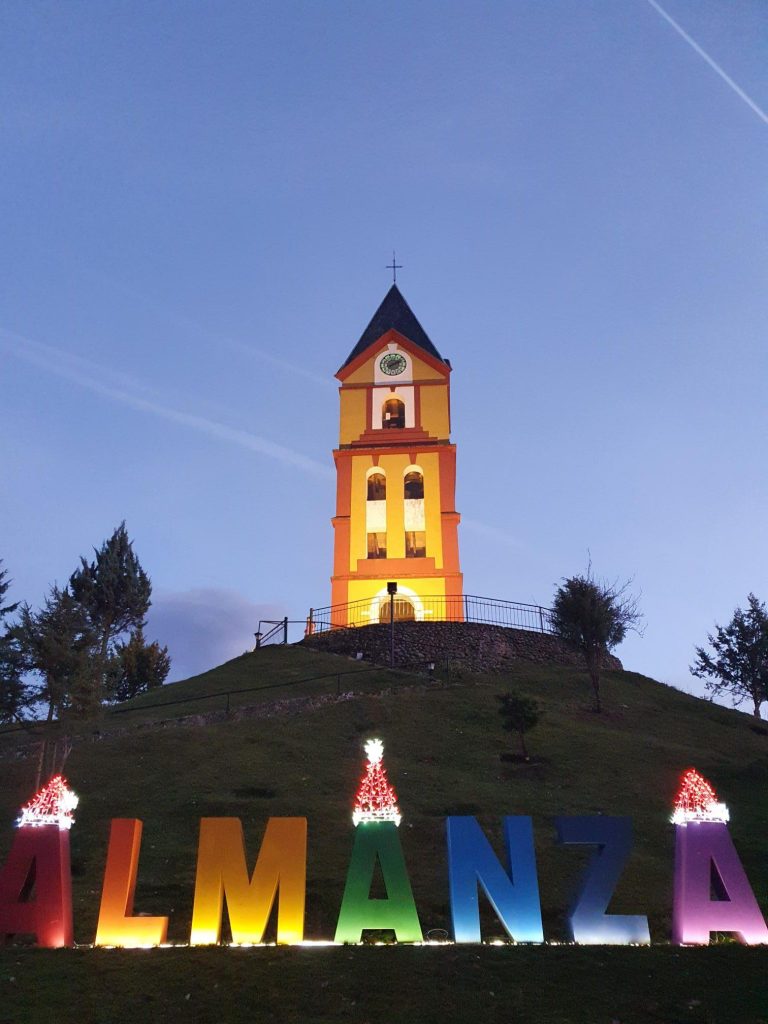 Espectacular iluminación navideña decorando la Torre de la villa de Almanza durante las fiestas de Navidad en la provincia de León.