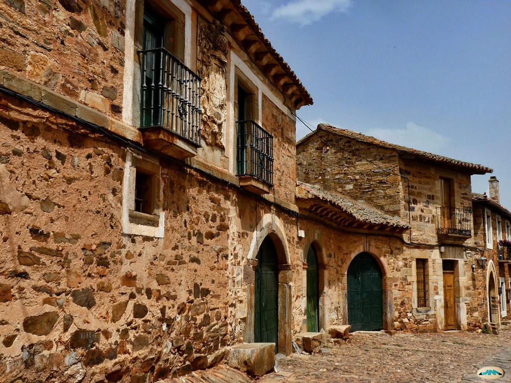 Calle empedrada de Castrillo de los Polvazares en la Maragatería