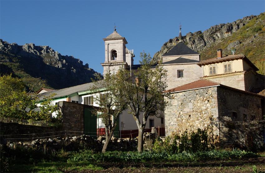 Pueblo de montaña Lois en León, conocido como la Catedral de la Montaña
