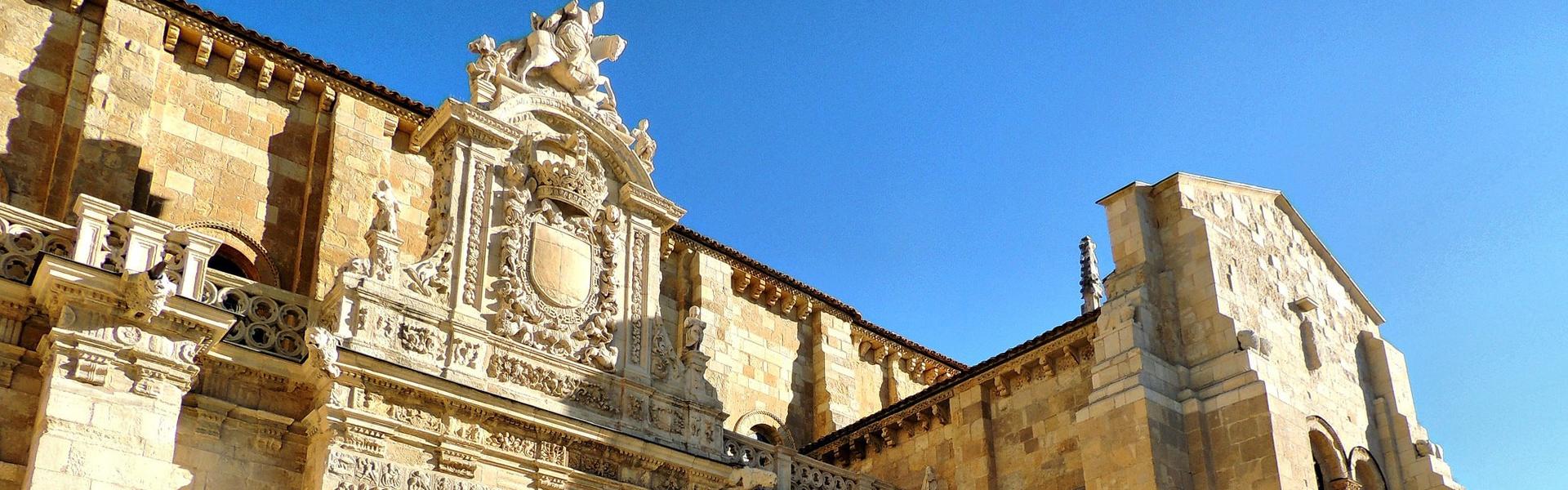 Fachada de una de las iglesias históricas y monumentos imprescindibles en la ciudad de León.