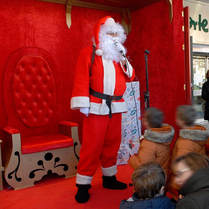 Papá Noel recogiendo cartas de los niños de León en la Plaza de la Pícara Justina.